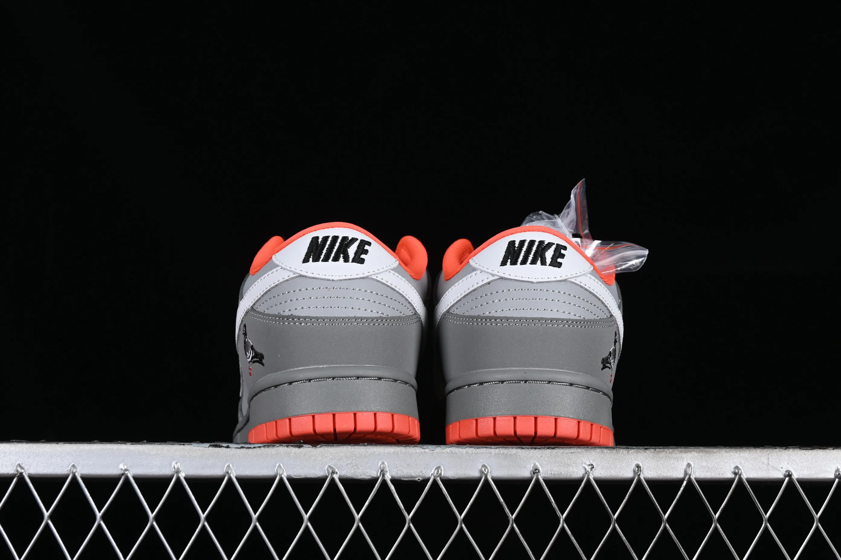 All Categories Nk SB Dunk Series Nk SB Dunk Low Low-top Sneakers K Version Nk Dunk Sb New York Gray Peace Dove New York City Limited SB Low-top Casual Sneakers 304292-011